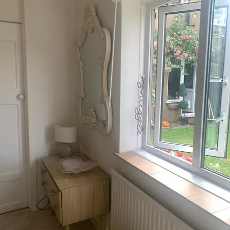 Newly Refurbished One Bedroom With Additional Sofa Bed Self Contained Flat In Garden Abbots Langley Exterior photo