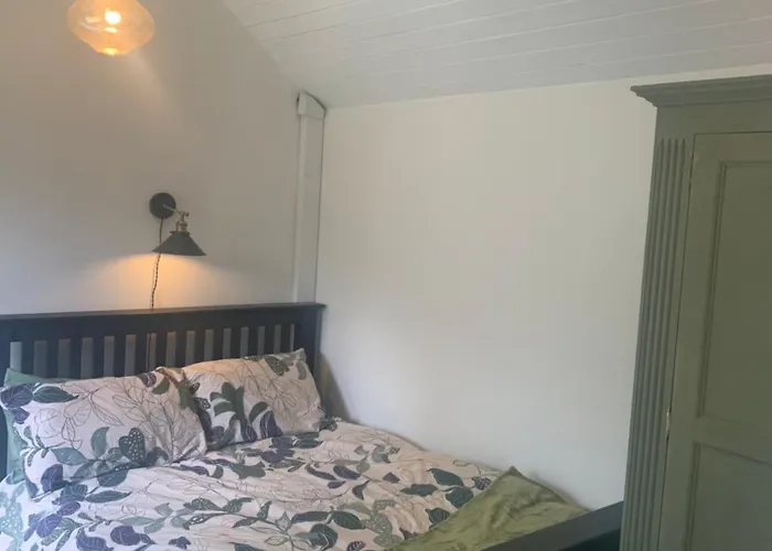 Newly Refurbished One Bedroom With Additional Sofa Bed Self Contained Flat In Garden