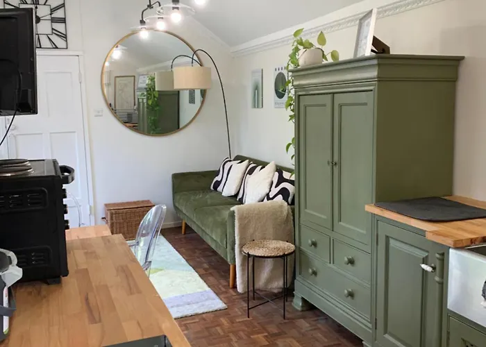 Newly Refurbished One Bedroom With Additional Sofa Bed Self Contained Flat In Garden